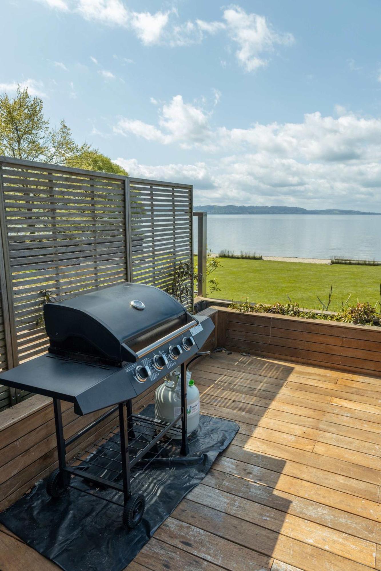 Jandals & Joy Lakefront Retreat Rotorua Exterior photo
