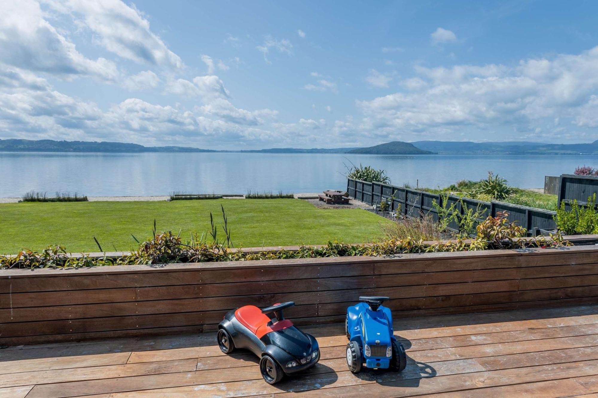 Jandals & Joy Lakefront Retreat Rotorua Exterior photo