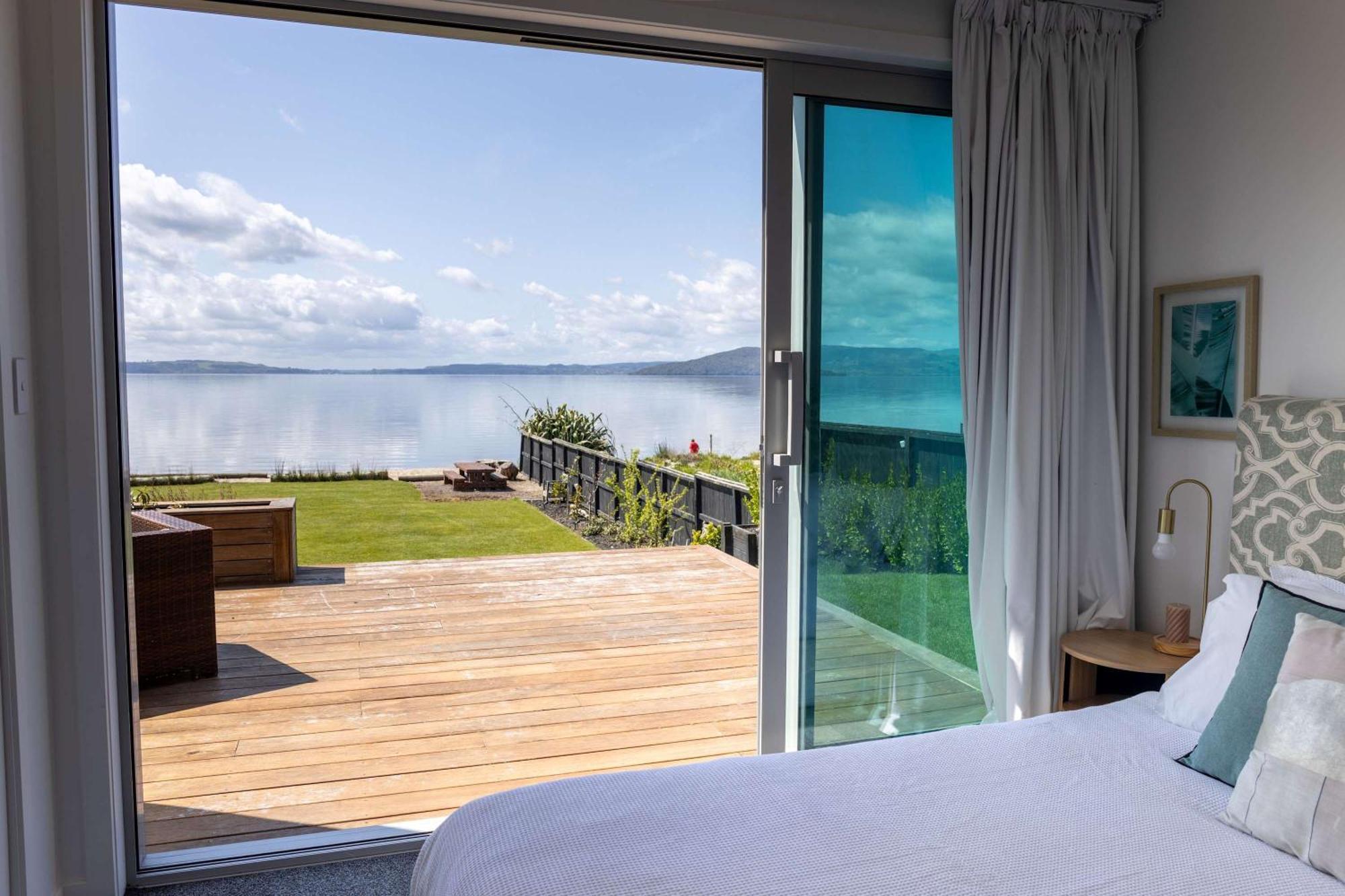 Jandals & Joy Lakefront Retreat Rotorua Exterior photo
